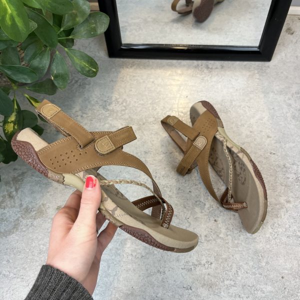 Brun Merrell Siena sandal med tåsplit og fine detaljer - 37