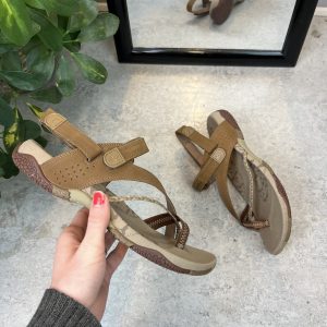 Brun Merrell Siena sandal med tåsplit og fine detaljer - 39