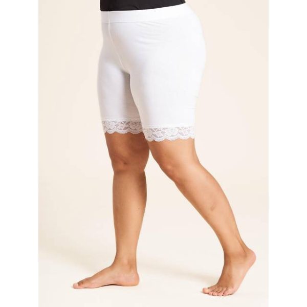 Sandgaard (fra Studio) Hvide cykelshorts med blondekant